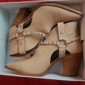 Chinese Laundry Tabby boot